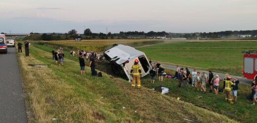 Osiem osób rannych w wypadku na A4. Autokar zderzył się z busem