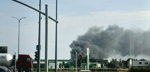 Słup dymu nad Tychami. Pali się składowisko makulatury