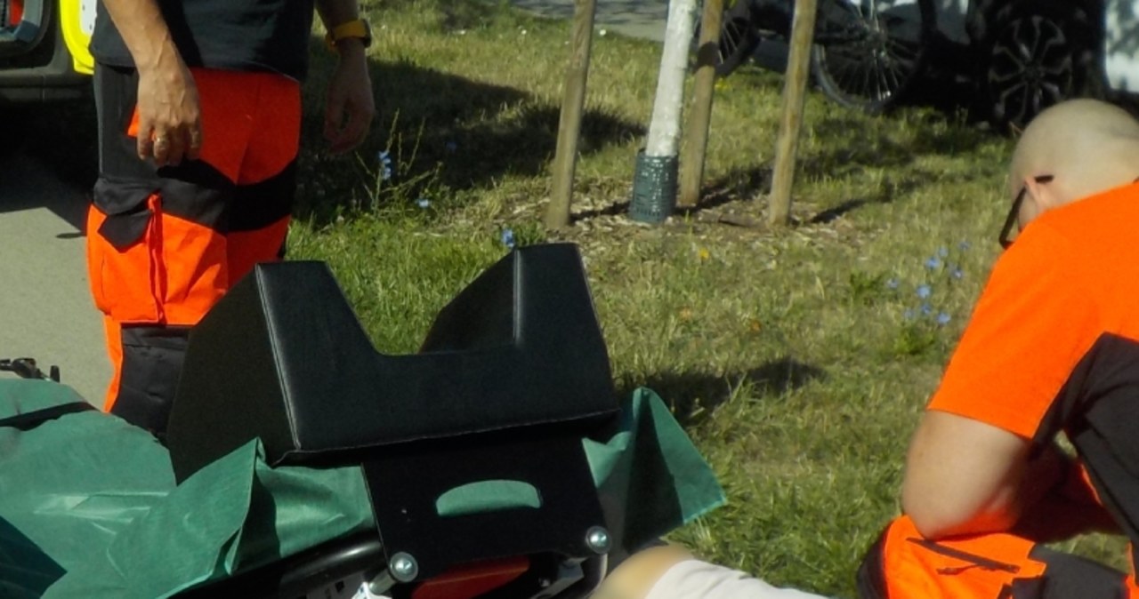 Nie zauważył i nie usłyszał rowerzystki, bo miał słuchawki na uszach