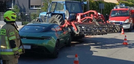 Aston martin zderzył się z traktorem, winni obaj kierowcy