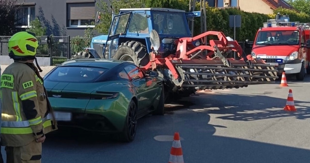 Aston martin zderzył się z traktorem, winni obaj kierowcy