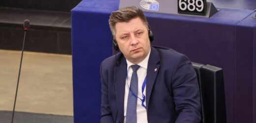 „Rz”: Zarzuty dla trzech osób za włamanie do skrzynki mailowej Dworczyka
