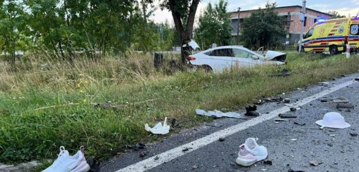 Auta w strzępach, porozrzucane buty. Fatalne zderzenie osobówki z ciężarówką
