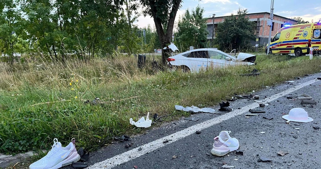 Auta w strzępach, porozrzucane buty. Fatalne zderzenie osobówki z ciężarówką