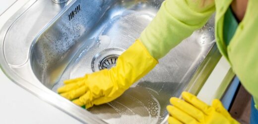Przetrzyj zlew tym produktem. Efekt zobaczysz już po kilku sekundach