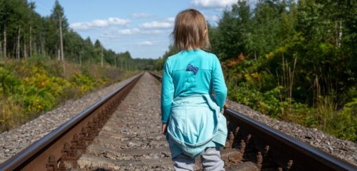 Siedmiolatka błąkała się przy torach kolejowych. Pijana matka wyrzuciła ją z domu