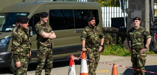 Kapelan dźgnięty kilkukrotnie nożem przed koszarami. To mógł być atak terrorystyczny