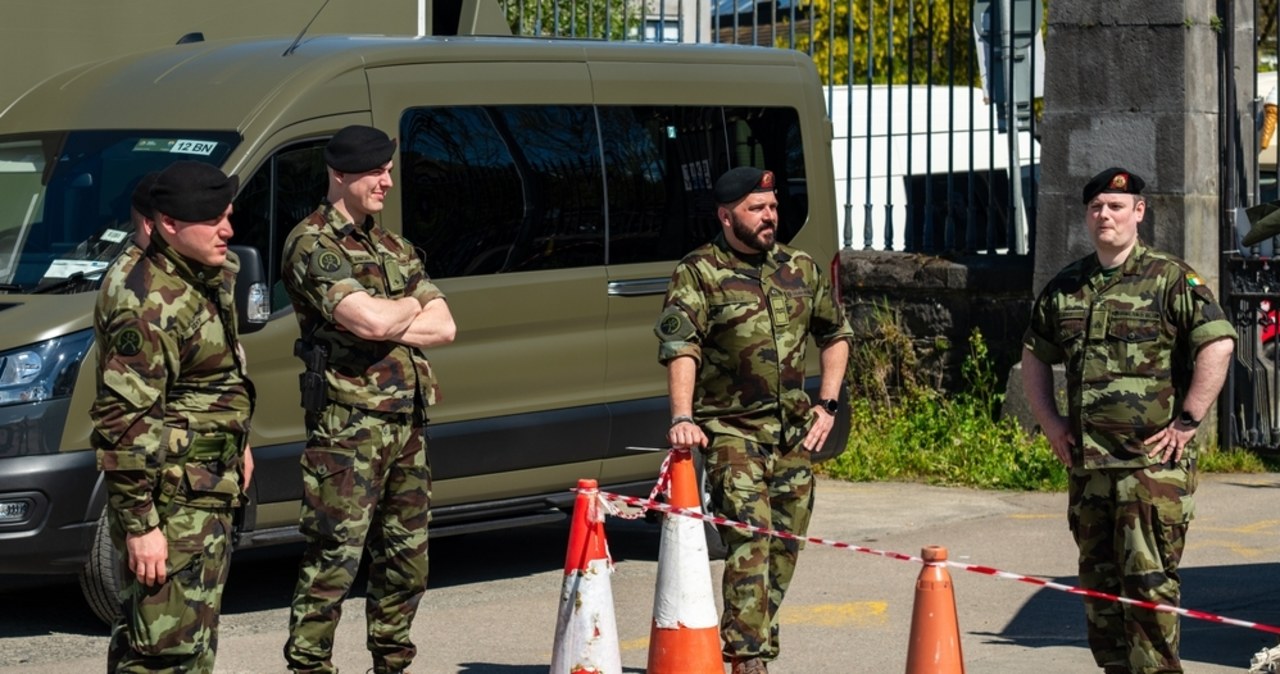 Kapelan dźgnięty kilkukrotnie nożem przed koszarami. To mógł być atak terrorystyczny