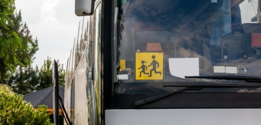 Autokar z dziećmi wjechał do rowu. Trzy osoby trafiły do szpitala