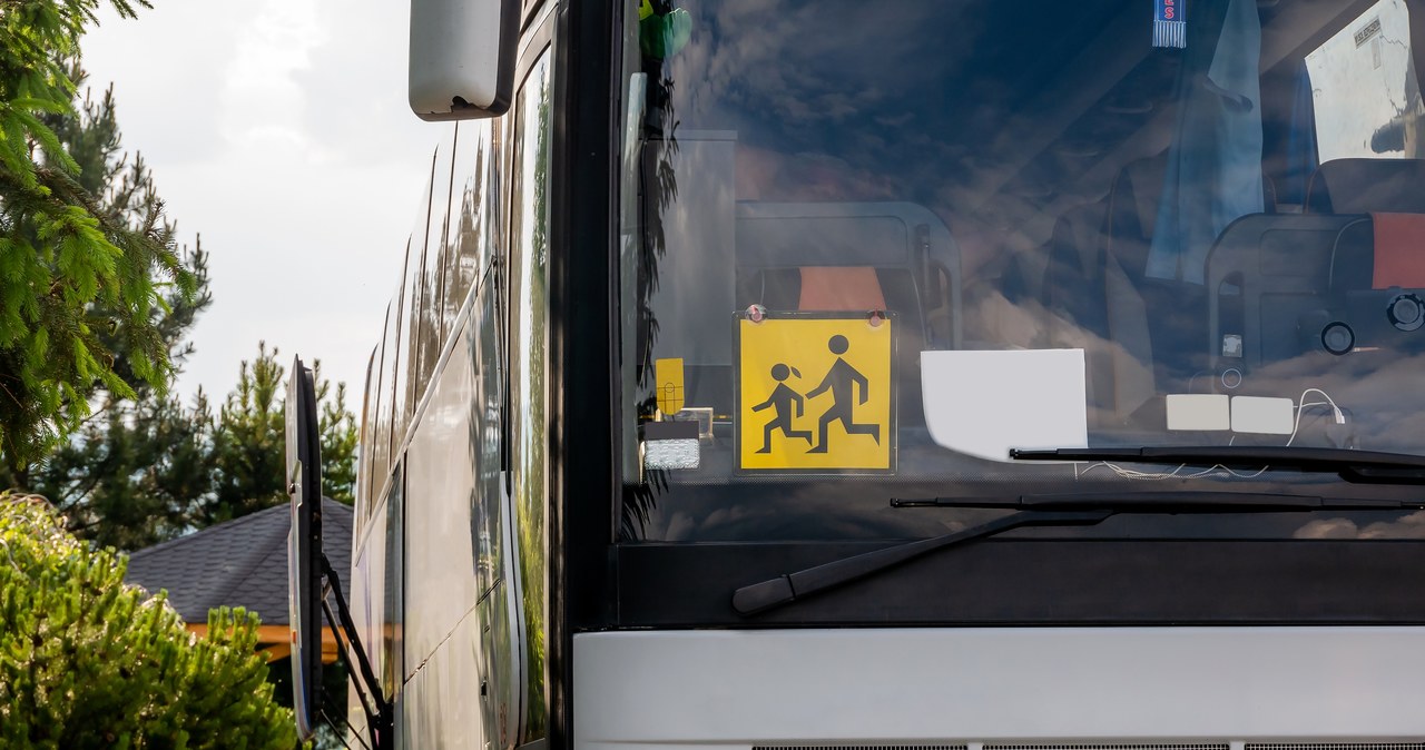 Autokar z dziećmi wjechał do rowu. Trzy osoby trafiły do szpitala
