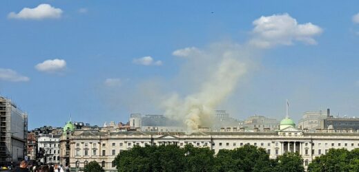 Pożar Somerset House w Londynie. W budynku są dzieła wybitnych malarzy