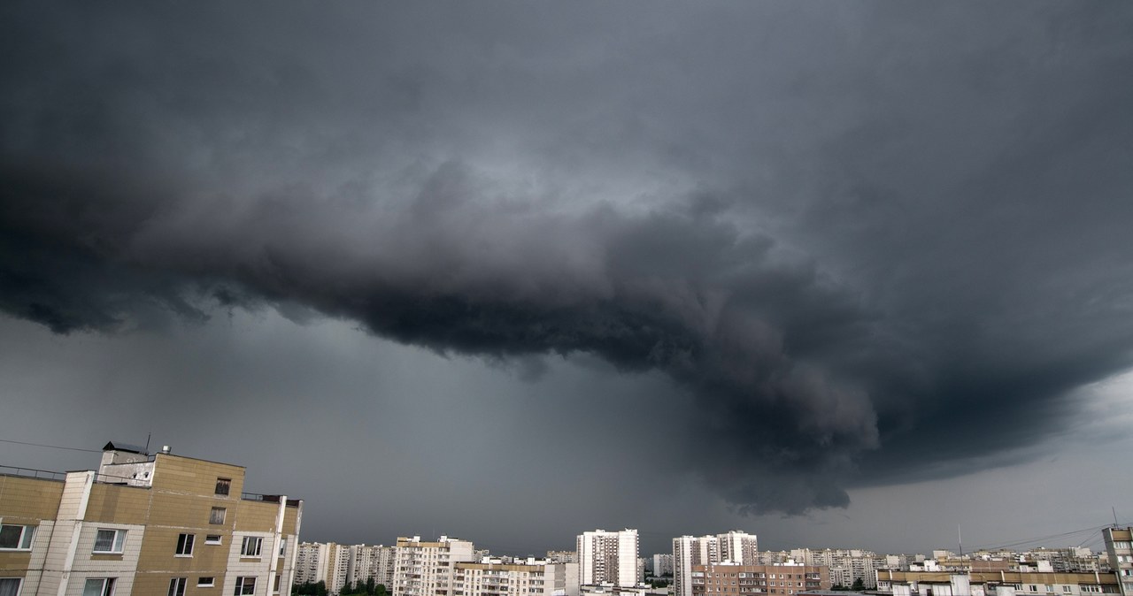 Za nami burzowa noc. Przewrócone drzewo zraniło człowieka na Warmii
