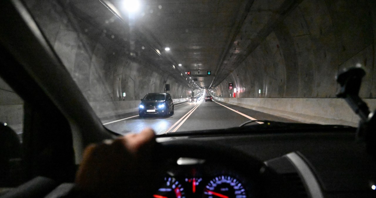 Zderzenie pojazdów w tunelu pod Świną. Droga zablokowana