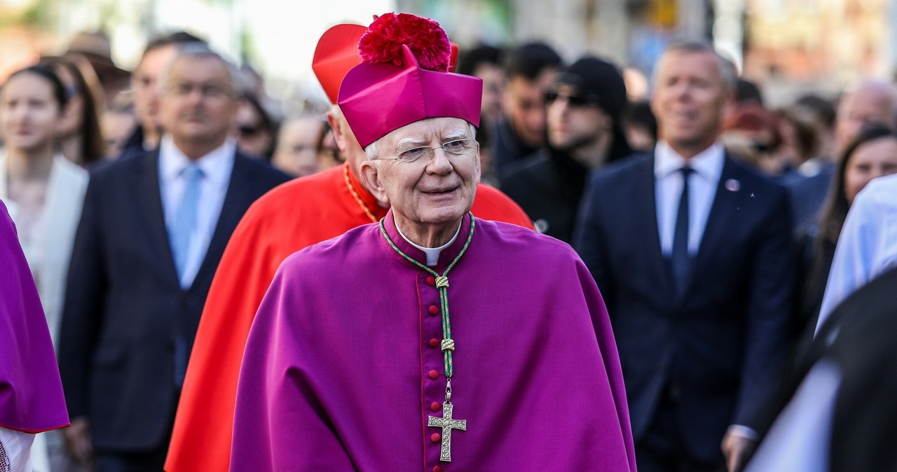 Abp Jędraszewski ostro o rządzących. „Program niszczenia godności”