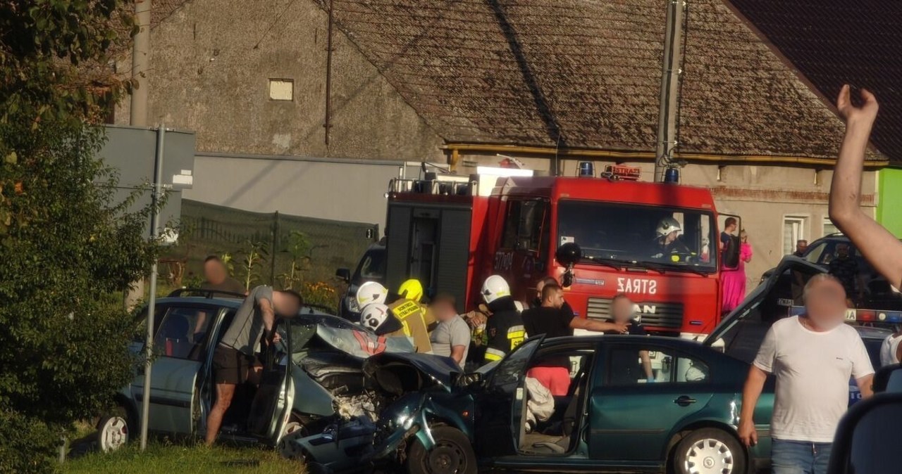 Dwie osoby zginęły na miejscu. Czołówka na DW 177