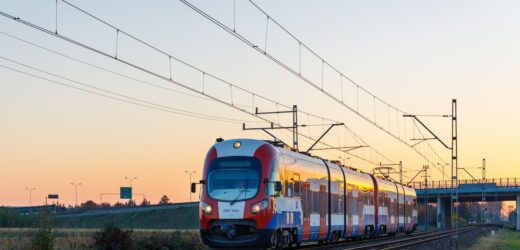 Autobus zderzył się z pociągiem Warszawskiej Kolei Dojazdowej. Są ranni