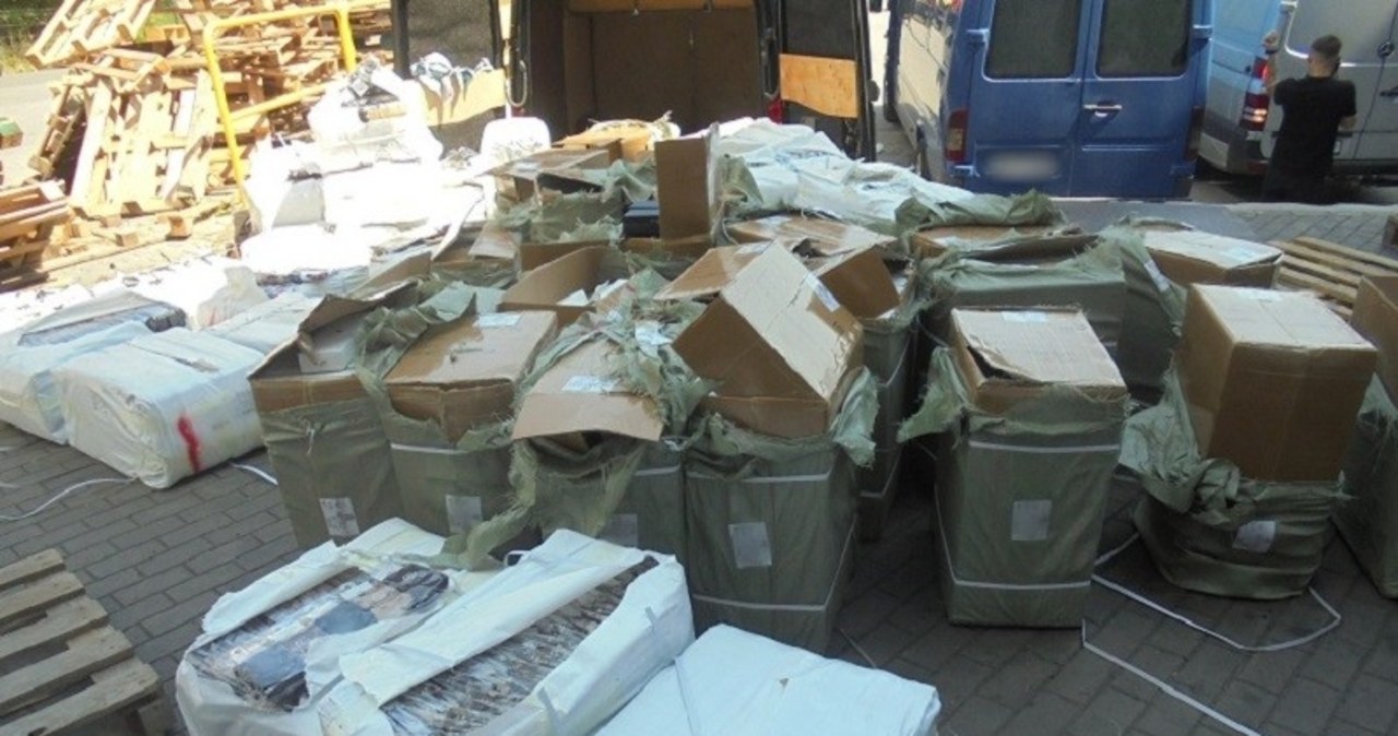 Służby odkryły 18 ton podrabianych skarpet. Były warte kilka milionów złotych