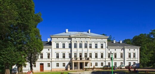 Łagodny klimat i zjawiskowe widoki. Miasteczko otulone górami jest jak z bajki