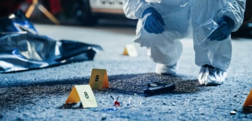 Postrzelona kobieta znaleziona pod prysznicem. Zakończono śledztwo