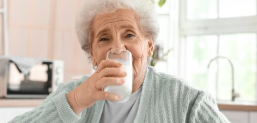 Czy seniorzy powinni pić mleko? Zadziwiające zalecenia