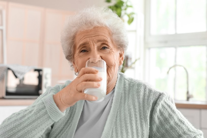 Czy seniorzy powinni pić mleko? Zadziwiające zalecenia