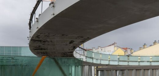 Okrągła kładka nad aleją Piłsudskiego w remoncie