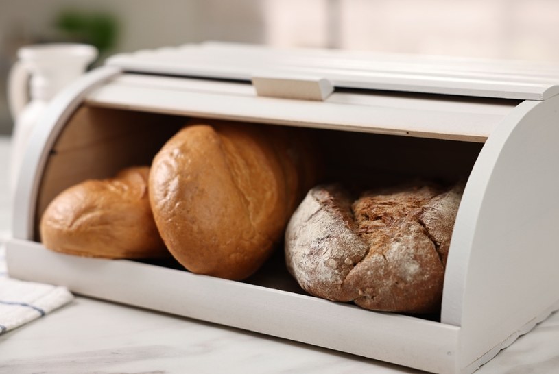 Włóż do chlebaka nieoczywisty produkt. Pieczywo dłużej zachowa świeżość