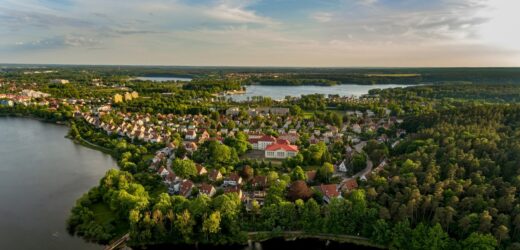 Balon z napisami cyrylicą w lesie pod Olsztynem. „Nikt nie widział, jak spada”