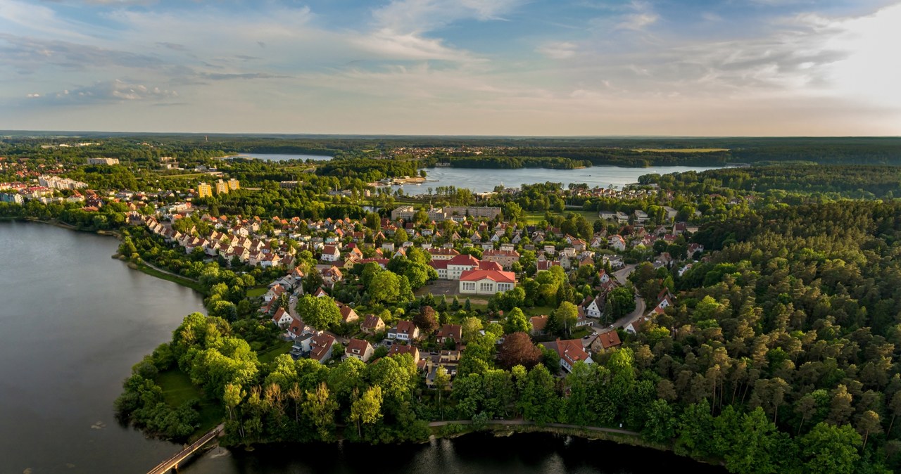 Balon z napisami cyrylicą w lesie pod Olsztynem. „Nikt nie widział, jak spada”