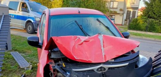 Pijany 18-latek ukradł auto, wjechał w ogrodzenie i uciekł. Po pościgu został zatrzymany