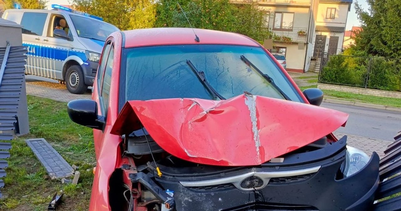 Pijany 18-latek ukradł auto, wjechał w ogrodzenie i uciekł. Po pościgu został zatrzymany