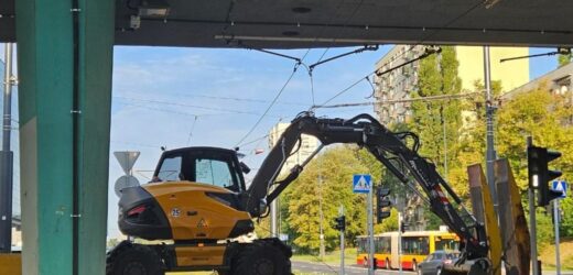 Warszawa: Laweta przewożąca koparkę zahaczyła o sieć trakcyjną