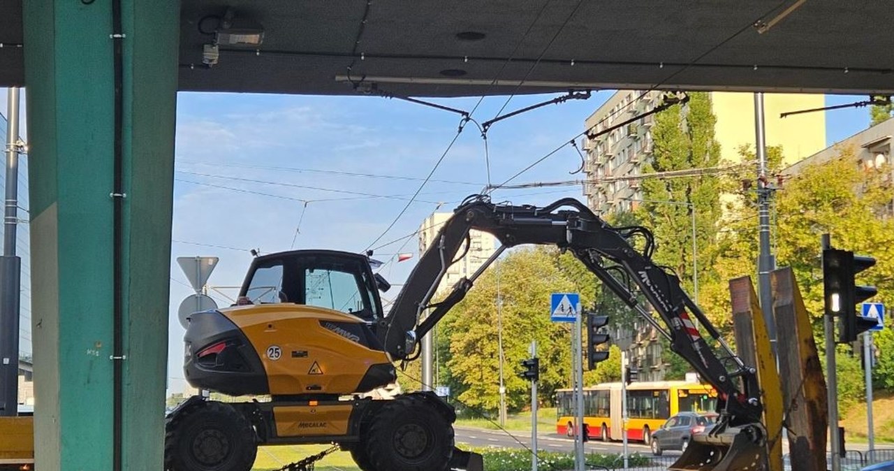 Warszawa: Laweta przewożąca koparkę zahaczyła o sieć trakcyjną