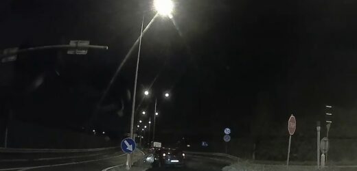 W Jaworznie ciężarówka zgubiła szlam. Trasę trzeba było zamknąć