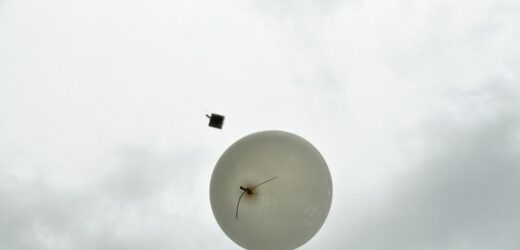 Wisiał na drzewie w lesie. To kolejny balon meteo z Rosji?