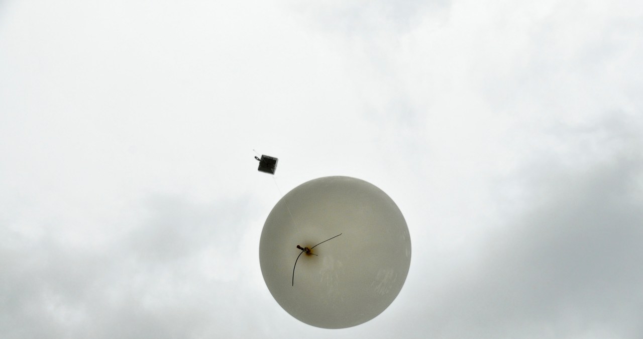 Wisiał na drzewie w lesie. To kolejny balon meteo z Rosji?