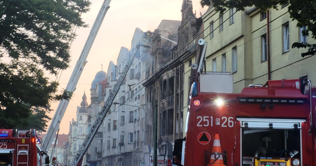 Pożar kamienic w Poznaniu. Zaginionych 2 strażaków, 14 osób poszkodowanych