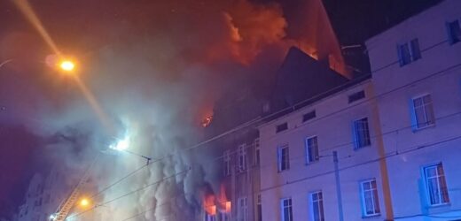 Pożar kamienicy w Poznaniu. Zaginionych 2 strażaków, 14 osób poszkodowanych