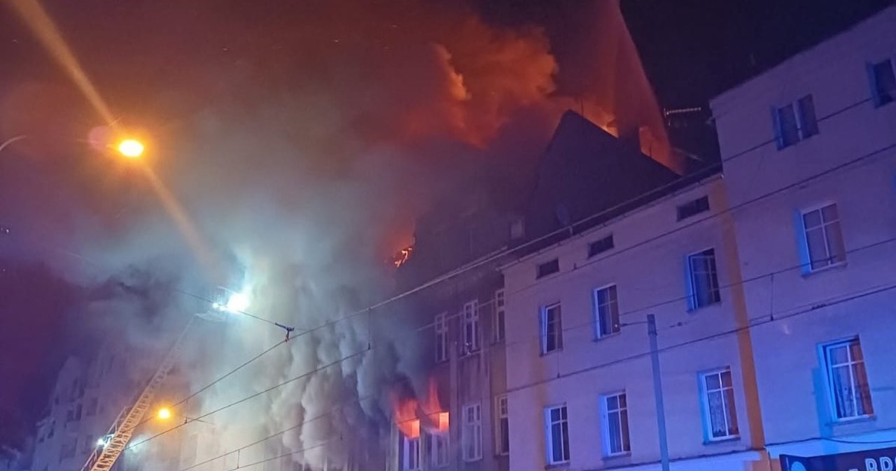 Pożar kamienicy w Poznaniu. Zaginionych 2 strażaków, 14 osób poszkodowanych