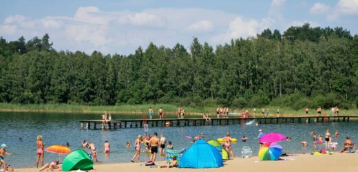 Poszedł popływać w jeziorze Lepaki. Zniknął pod wodą