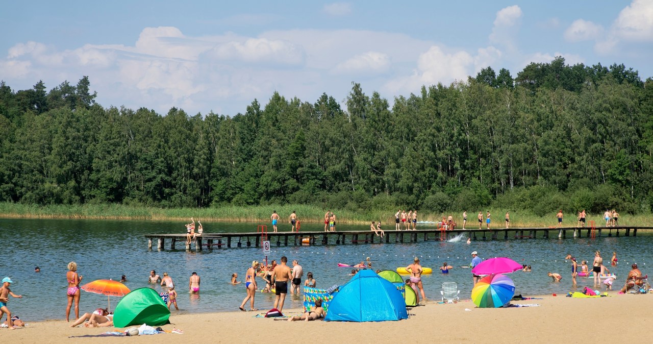 Poszedł popływać w jeziorze Lepaki. Zniknął pod wodą