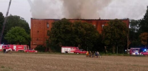Kłęby dymu widoczne z daleka. Stary młyn w płomieniach