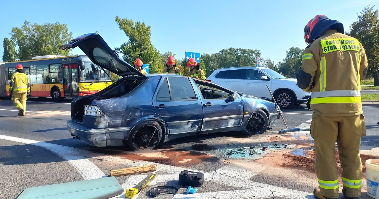 Dachowanie na Wisłostradzie. Auto przeleciało ok. 200 metrów