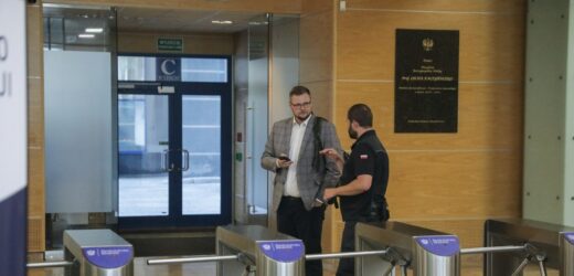 Michał Woś stawił się w prokuraturze. „Nie będę mdlał”