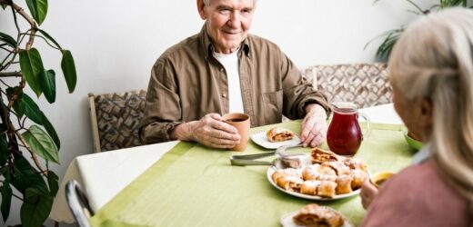 Ile razy dziennie powinien jeść senior? Warto przestrzegać jednej zasady