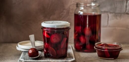 Dorodne śliwki łączę z aromatyczną zalewą. Zimą wyciągam ze słoika i podaję do mięs