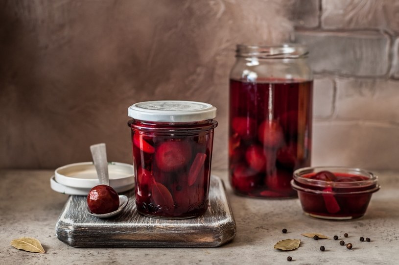 Dorodne śliwki łączę z aromatyczną zalewą. Zimą wyciągam ze słoika i podaję do mięs