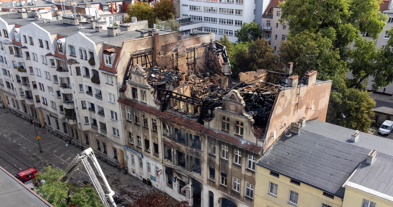 Osierocił żonę i dwójkę dzieci. Pogrzeb strażaka, który zginął w akcji w Poznaniu