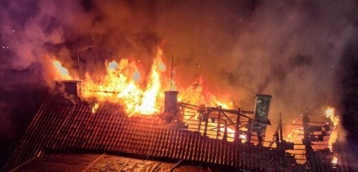 Kolejny ogromny pożar kamienicy. Akcja gaśnicza trwała kilka godzin