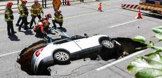 Auto wpadło do zapadliska na środku drogi. Dwie osoby zostały ranne